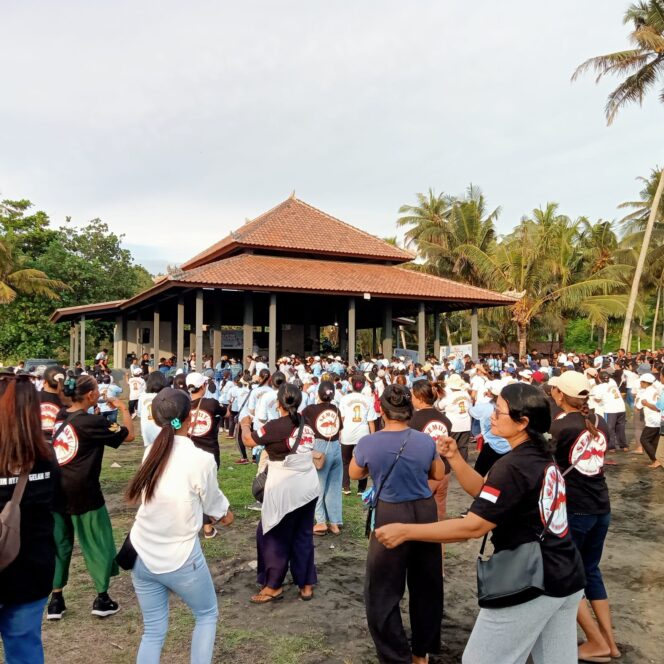 
 Dewi Mulyawan Arya Didampingi In Mulyadi Silaturahmi Dengan Lansia Batusangian Dan Senam Sehat Bahagia Di Pantai Soka