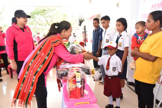 
 Ketum Bhayangkari Pusat Kembali Salurkan Ribuan Paket Bansos di Maluku Barat Daya