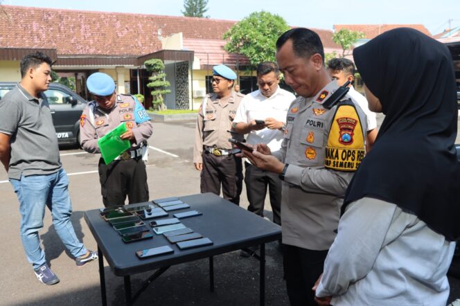 
 Cegah Judi Online, Ponsel Anggota Polres Kediri Kota di Periksa Mendadak