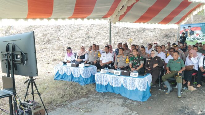 
 Kapolres Nganjuk dan Forkopimda Tanam Benih Jagung untuk Dukung Ketahanan Pangan Nasional