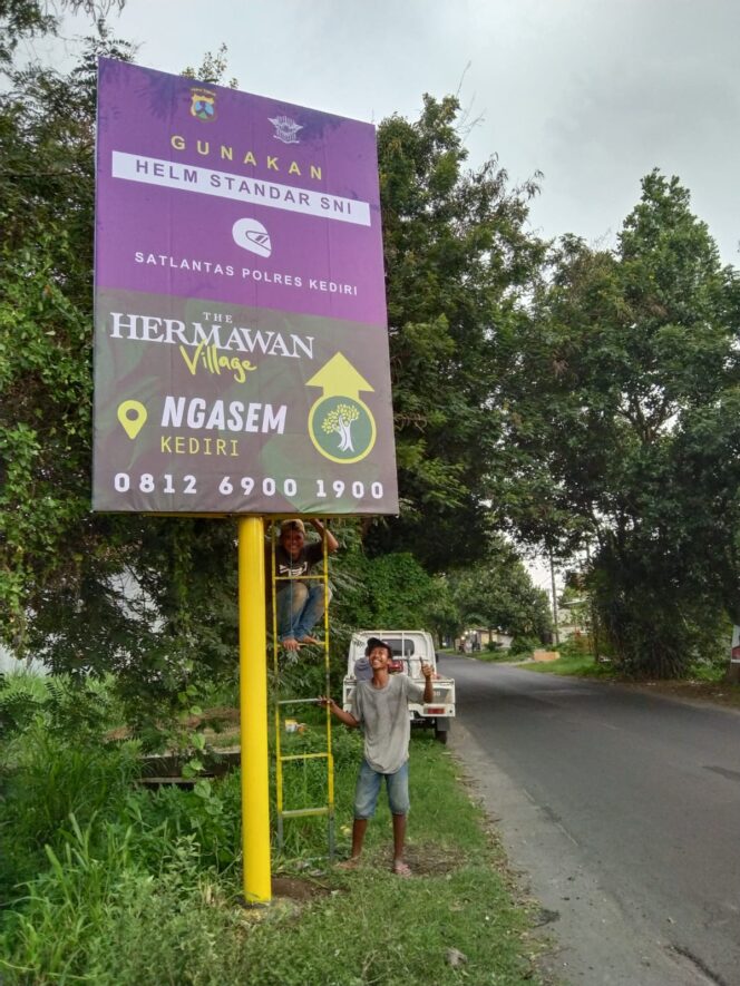 
 Peduli Keselamatan Berlalulintas The Hermawan Village Pasang Bener