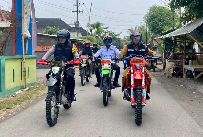 
 H-1 Coblosan Kapolres Probolinggo Bersama Forkopimda Gelar Patroli Pastikan Pilkada 2024 Kondusif