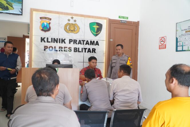 
 Menjelang Pelaksanaan Pengamanan Pilkada 2024, Polres Blitar Laksanakan Pemeriksaan Kesehatan Anggota Pengamanan TPS