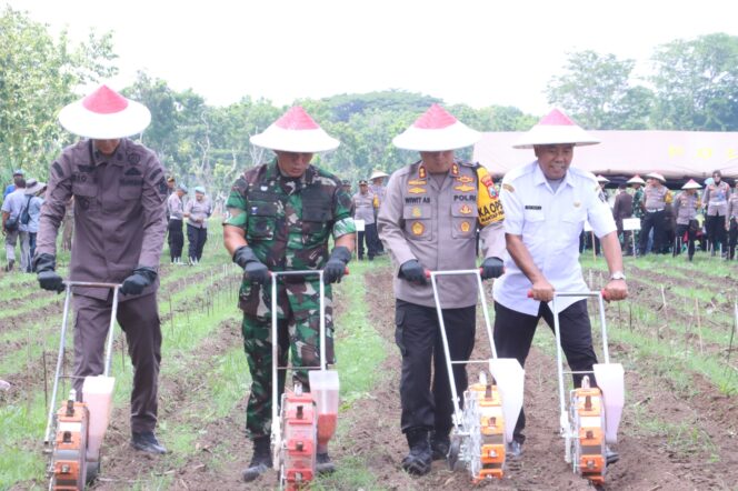 
 Kapolres Blitar Bersama Forkopimda Mengikuti Giat Launching Gugus Tugas Polri Mendukung Ketahanan Pangan.